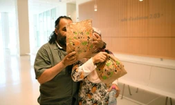Farid Rettoun, cache son visage et celui de sa femme, lors de son procès devant le tribunal correctionnel de Paris le 25 juin 2018 