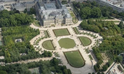 Vue aérienne du Sénat à Paris, le 14 juillet 2017