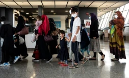 Des Afghans à leur arrivée à l'aéroport de Dulles, après leur évacuation, le 23 août 2021 en Virginie