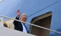 Le président américain Donald Trump monte à bord d'Air Force One pour se rendre aux funérailles du pape François à Rome, le 25 avril 2025 à la Base Andrews, dans le Maryland