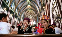 Des catholiques assistent près de la cathédrale Sainte Marie à Rangoun à la messe célébrée par le pape François le 30 novembre 2017 