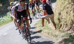 Le Polonais Rafal Majka devant son leader chez UAE, le Slovène Tadej Pogacar, lors de la 16e étape du Tour de France, entre Carcassonne et Foix, le 19 juillet 2022