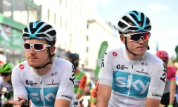 Les Britanniques Geraint Thomas (g) et Chris Froome, de l'équipe britannique Sky, avant le départ de la dernière étape du Tour de Grande-Bretagne, le 9 semtembre 2018 dans le centre de Londres