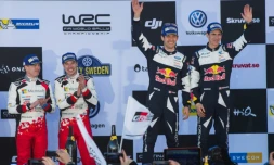 Le Finlandais Jari-Matti Latvala (2g) et son coéquipier et compatriote Miikka Anttila (g) chez Toyota posent sur le podium après leur victoire au Rallye de Suède, le 12 février 2017 à Torsby