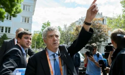 Angel Maria Villar, vice-président senior de l'UEFA, quitte le comité exécutif réuni en session extraordinaire à Bùle, le 18 mai 2016