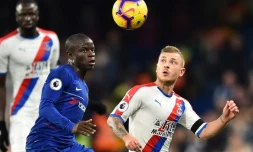 Le milieu de Chelsea N'Golo Kanté (g) à la lutte avec celui de Crystal Palace (d) May Meyer en Premier League à Stamford Bridge, le 4 novembre 2018