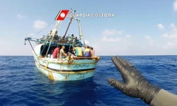 Capture d'écran d'une video fournie le 30 août 2016 par les gardes-cotes italiens du sauvetage d'un bateau de migrants en Méditerrannée