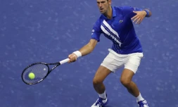 Novak Djokovic, Serbie, renvoie une volley lors de son premier match en simple contre le Bosnien Damir Dzumhur, au premier tour de l'US Open à New York, le 31 août 2020
