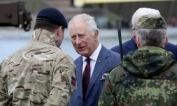 Le roi Charles III (centre) visite une unité militaire germano-britannique à Finowfurt, dans l'est de l'Allemagne, le 30 mars 2023