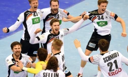 L'Ă©quipe d'Allemagne de hand fĂȘte son titre de championne d'Europe devant l'Espagne, le 31 janvier 2016 Ă Cracovie