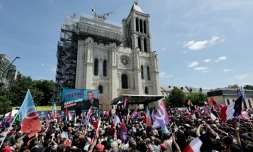 Plusieurs milliers de personnes réunies devant la Basilique de Saint-Denis, prÚs de Paris, pour le meeting de Jean-Luc Mélenchon, candidat LFI à la présidentielle