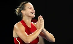 La joueuse de tennis bélarusse Aryna Sabalenka célÚbre sa victoire contre l'Américaine Coco Gauff en demi-finale de l'Open d'Australie à Melbourne le 25 janvier 2024