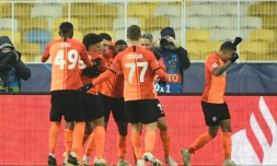 Le milieu de terrain brésilien Dentinho du Shakhtar Donetsk, félicité par ses coéquipiers aprÚs avoir ouvert le score contre le Real Madrid, lors de leur match de Ligue des Champions, le 1er décembre 2020 à Kiev