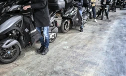 Des deux-roues font la queue dans une station-service Ă Paris, le 12 octobre 2022