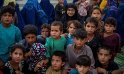 Des enfants déplacés par les combats contre les talibans sont réfugiés à Kunduz, dans le nord de l'Afghanistan, le 26 juin 2021, avant que la ville ne tombe finalement aux mains des insurgés, début août