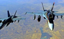 (ARCHIVES) Une photo fournie par la marine américaine montre deux F-18E Super Hornets américains soutenant des opérations contre les jihadistes au-dessus de l?Irak, le 4 octobre 2014