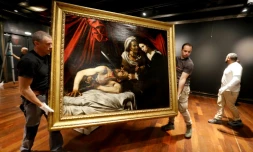 La toile attribuée au Caravage et représentant Judith décapitant Holopherne est exposée le 14 juin 2019 à l'hôtel Drouot à Paris en prévision de sa vente aux enchères le 27 juin à Toulouse