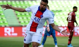 L'attaquant du Paris SG Kylian Mbappé aprÚs un but sur la pelouse de Metz, le 24 avril 2021