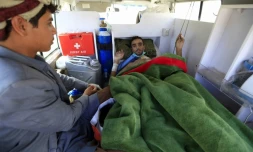 Un rebelle Houthi blessé est transporté en ambulance à l'aéroport de Sanaa (Yémen), le 3 décembre 2018