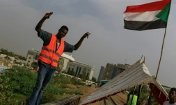 Un manifestant occupe une voie ferrée à Khartoum pour réclamer le retour du pouvoir aux civils, le 12 mai 2019