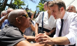 Emmanuel Macron lors d'une visite dans un quartier populaire de Saint-Denis de la Réunion, le 24 octobre 2019