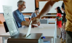 Un électeur vote sur une proposition de loi anti-immigration visant à plafonner la population du pays et sur un projet gouvernemental pour resserrer les critères d'accès au service civil, le 14 juin 2026 à Berne, en Suisse