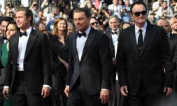 (De G à D) Les acteurs américains Brad Pitt et Leonardo DiCaprio montent les marches à Cannes le 21 mai 2019 au cÎté du réalisateur américain Quentin Tarantino