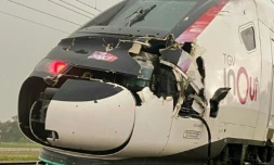 Photo de la SNCF sur d'un TGV endommagé aprÚs avoir percuté la ligne LGV Sud-Est paralysée aprÚs des orages dans l'Yonne