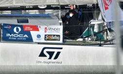 Le skipper français Jean Le Cam salue ses proches avant de prendre le départ du Vendée Globe, le 8 novembre 2020 aux Sables d'Olonne. 