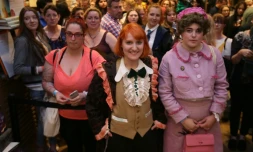 Des fans de Harry Potter posent pour des photographes lors de la mise en vente du nouvel opus "Harry Potter et l'enfant maudit", dans une librairie de Londres, le 31 juillet 2016