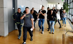 Des prévenus sortent de la salle d'audience de Grenoble le 19 septembre 2016 pendant le procÚs de 12 personnes pour leur participation présumée aux émeutes de Moirans