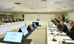 Vue générale de la commission exécutive du CIO avec à sa tête le président du CIO Thomas Bach (c), réunie le 30 juillet  2016 à Rio de Janeiro