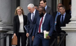 Le vice-président américain Mike Pence (2e G), le secrétaire général de la Maison Blanche Jared Kushner (C) et la ministre américaine de la Sécurité intérieure Kirstjen Nielsen (G) après une rencontre avec des réprésentants du Sénat et de la Chambre des Réprésentants