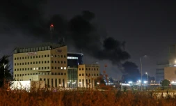 De la fumée s'élÚvent au-dessus de Lod, ville mixte d'Israël, aprÚs des manifestations le 12 mai 2021