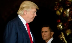 Le président américain Donald Trump (g) et son conseiller à la Sécurité nationale Michael Flynn, le 21 décembre 2016 à Palm Beach en Floride