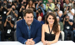 Les acteurs espagnols Pénelope Cruz et Javier Bardem posent pour le photocall du film "Todos Lo Saben (Everybody Knows)", à Cannes, le 09 mai 2018