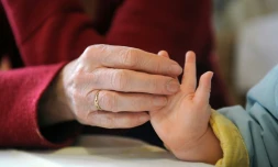 La France métropolitaine et les départements d'outre-mer comptaient 66,6 millions d'habitants au 1er janvier 2016, une croissance de 247.000 personnes (+0,4%) sur un an, marquée par une hausse des décès et une baisse des naissances