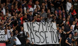 Banderole déployée par des supporters du PSG avant le match de L1 contre Nßmes le 11 août 2019 au Parc des Princes