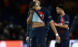 Le dépit de Kylian Mbappé après la défaite du Paris SG face au FC Barcelone (3-2) en quart de finale aller de Ligue des champions, le 10 avril 2024 à Paris