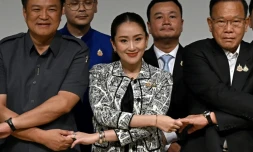Paetongtarn Shinawatra (centre), plus jeune fille de l'ancien Premier ministre Thaksin Shinawatra, le 15 août 2024 à Bangkok