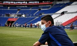 Un ramasseur de balle masqué lors d'un match amical entre Lyon et Nice, le 4 juillet 2020 au Groupama Stadium à Décines-Charpieu