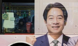 Une affiche du vice-président de Taïwan et candidat à l'élection présidentielle issu du Parti démocratique progressiste (DPP), Lai Ching-te, sur un bus à Taipei le 10 janvier 2024