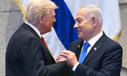 Le président américain Donald Trump (g.) échange avec le Premier ministre israélien Benjamin Netanyahu, le 13 octobre 2025 à Jérusalem