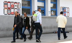 Des Tunisiens passent devant des affiches électorales pour les municipales, le 4 mai 2018 à Tunis