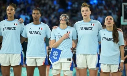 De gauche à droite: Iliana Rupert, Valériane Ayayi, Sarah Michel Boury, Alexia Chery et Marine Fauthoux de l'équipe de France féminine de basketball, le 9 août 2024 aux JO de Paris, à la Bercy Arena