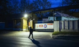 Un homme marche devant l'entrĂ©e de la colonie pĂ©nitentiaire de la ville de Vladimir oĂč a Ă©tĂ© hospitalisĂ© l'opposant russe en grĂšve de la faim AlexeĂŻ Navalny le 19 avril 2021