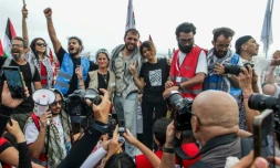 L'équipage de la "Global Sumid Flotilla" acclamé par des militants pro-palestiniens à Sidi Bou Saïd, en Tunisie, le 7 septembre 2025