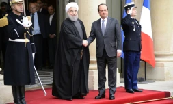 Le président François Hollande (d) accueille le président iranien Hassan Rohani, le 28 janvier 2016 à Paris