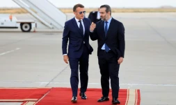 Le prĂ©sident français Emmanuel Macron (g) est accueilli par le ministre syrien des Affaires Ă©trangĂšres Assaad al-Chaibani (d) Ă son arrivĂ©e Ă l'aĂ©roport international de Damas, pour une visite d'Ătat, le 6 juillet 2026 en Syrie