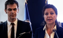 Agnès Buzyn et son successeur Olivier Véran, lors de la passation de pouvoirs au ministère de la Santé le 17 février 2020